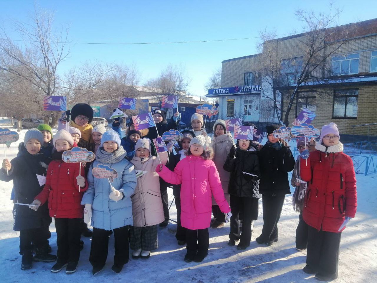 Сегодня, 24 января, продолжая акцию &amp;quot;Блокадная ласточка&amp;quot;, Орлята Троицкой гимназии вручили письма жителям села, специалистам организаций, в которых ребята обращаются с призывом о том, чтобы помнить о подвиге ленинградцев!.