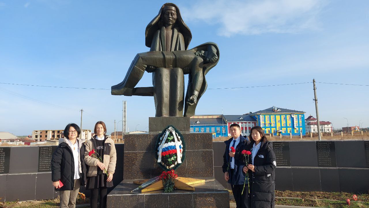 3 декабря - День Неизвестного солдата. Возложение цветов на местном мемориальном памятнике &amp;quot;Скорбящая Мать&amp;quot;..